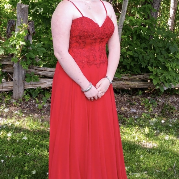 Red Prom/Bridesmaid/Evening Gown - Picture 5 of 6